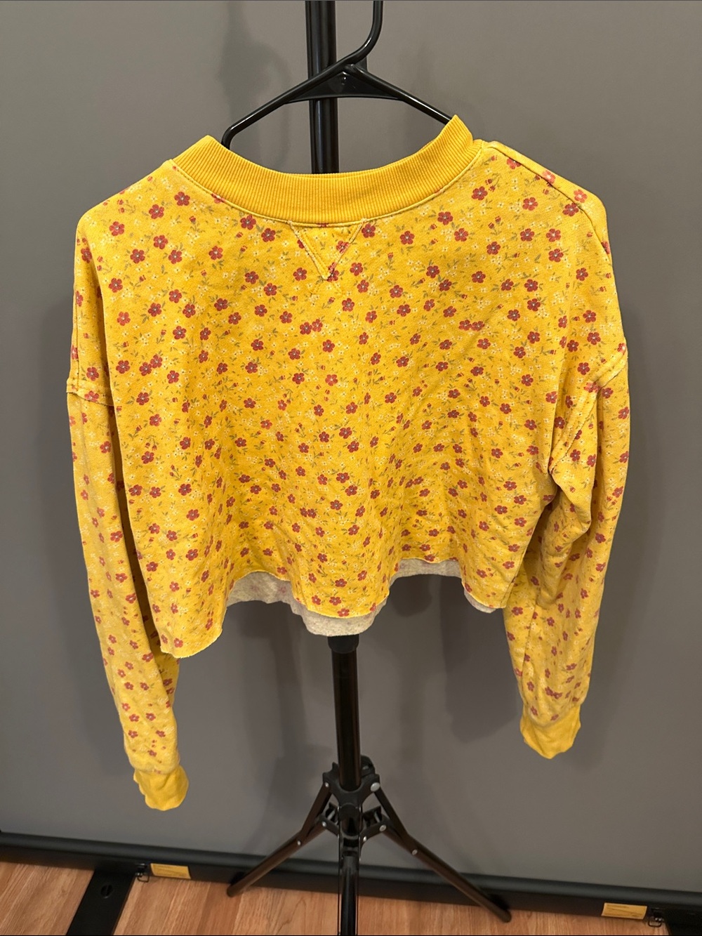 Colsie Yellow Floral Cropped Sweatshirt